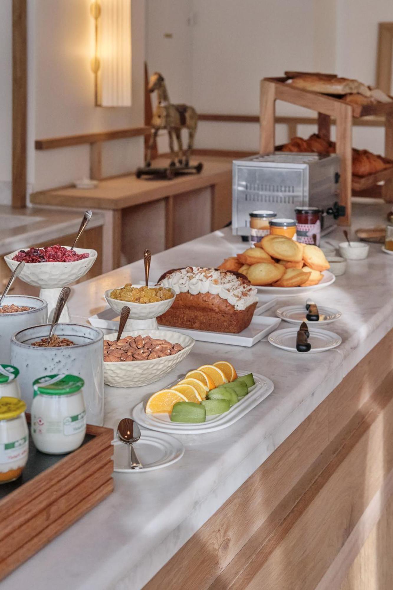 Elysee Montmartre Hotel ปารีส ภายนอก รูปภาพ